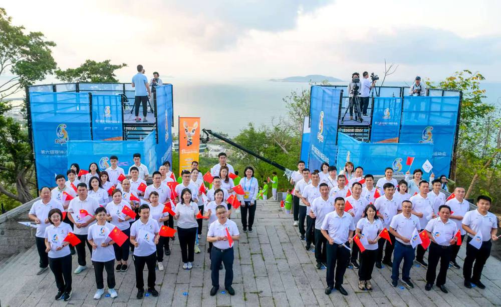 三亚亚沙会执委会组织50名党员参与火炬传递