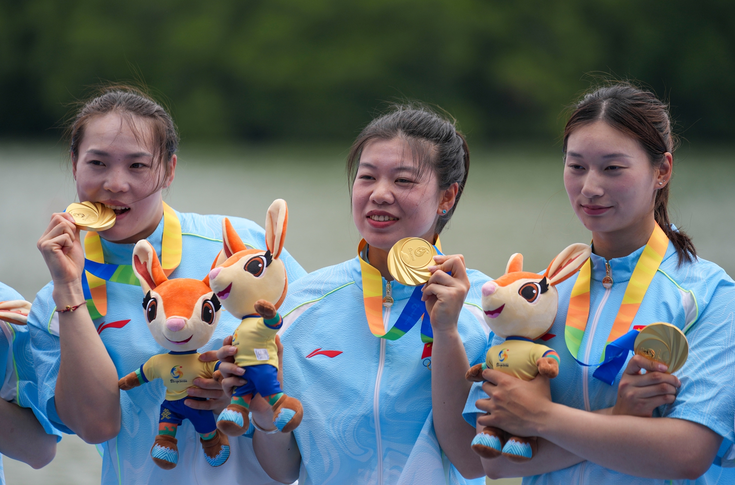 金牌+1！中国女子队斩获龙舟200米直道竞速冠军