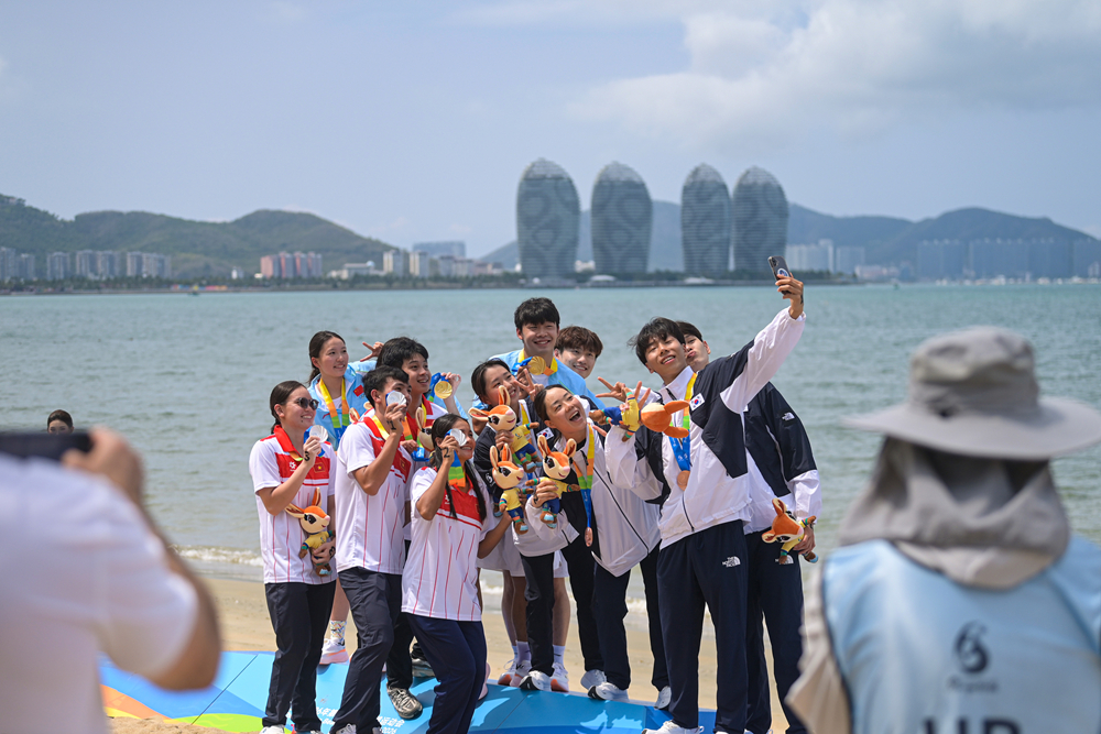 &ldquo;来来来，一起合个影！&rdquo;&mdash;&mdash;亚沙会赛场定格三国选手温情一幕